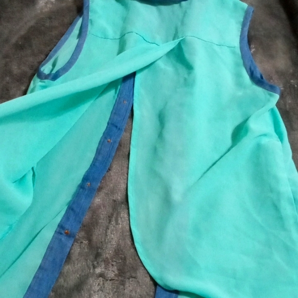 A button up shirt - Picture 2 of 4